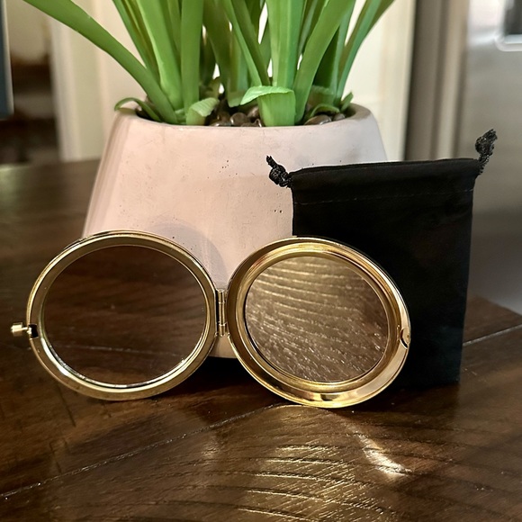 NEW!! Glam Compact Mirror - Picture 4 of 13